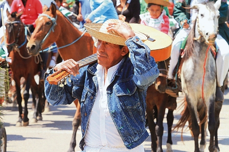 santa cruz realza sus tradiciones y costumbres