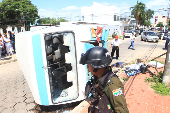 Choque-de-vehiculo-de-la-Felcn-con-micro-deja-cinco-heridos