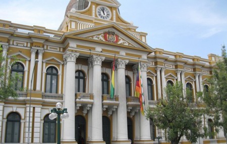 Senadores-y-diputados-incrementan-su-salario-a-Bs-16.800-