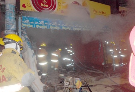 Incendio-consume-un-almacen-en-Los-Pozos-