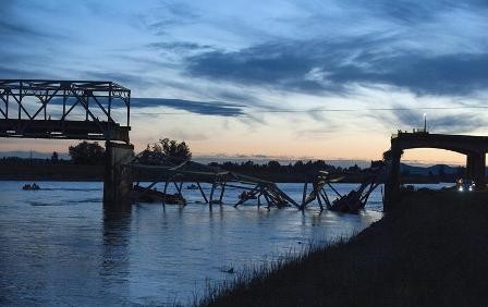 Puente-se-derrumba-mientras-soportaba-un-trafico-fluido