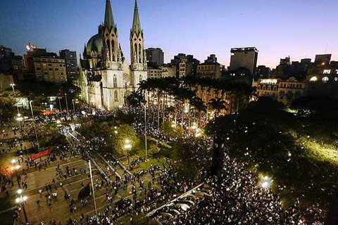 Manifestantes-tiran-piedras-e-intentan-invadir-alcaldia-de-Sao-Paulo