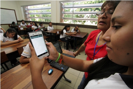 Usan-redes-sociales-para-interactuar-en-el-colegio