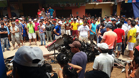 Una-avioneta-cae-en-el-mercado-central-de-Santa-Ana-del-Yacuma