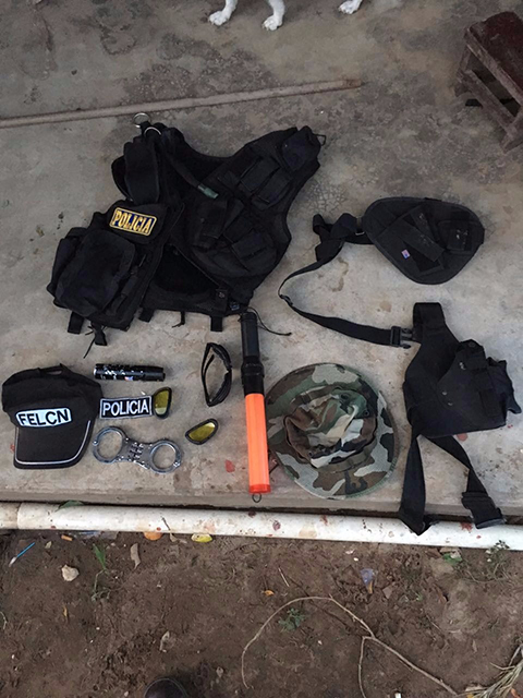 Aprehenden-a-seis-falsos-policias-que-volteaban-droga-en-Santa-Cruz