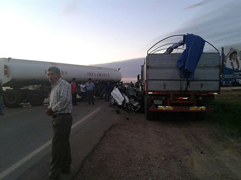 Colision-entre-un-camion-cisterna-y-un-automovil-en-ruta-a-Trinidad-deja-dos-muertos
