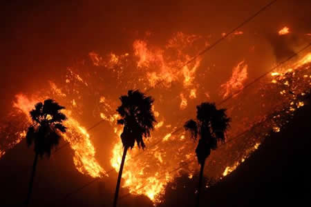 California:-Un-incendio-fuera-de-control-obliga-a-realizar-miles-de-evacuaciones