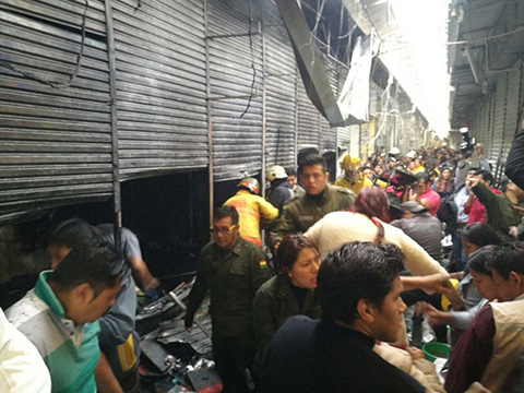 Incendio-destruye-45-puestos-de-venta-en-un-mercado-de-Cochabamba