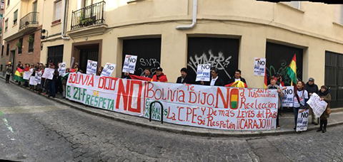 Vecinos-sellan-sus-poleras-en-memoria-de-la-victoria-del--NO--el-21-de-Febrero