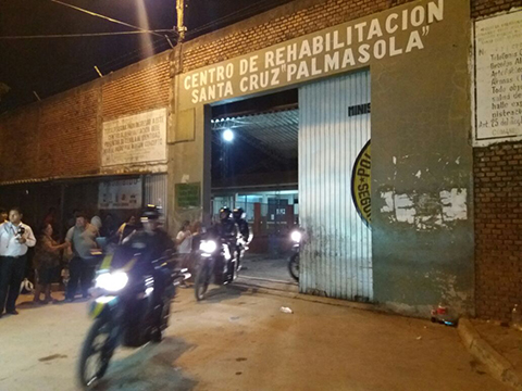 Hallan-celular-satelital-y-armas-blancas-en-penal-de-Palmasola