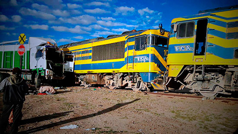 Un-camion-colisiona-contra-el-tren-Wara-Wara-en-Challapata