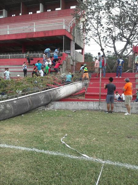 Nino-muere-aplastado-al-caer-una-estructura-en-el-estadio-de-Real-Santa-Cruz