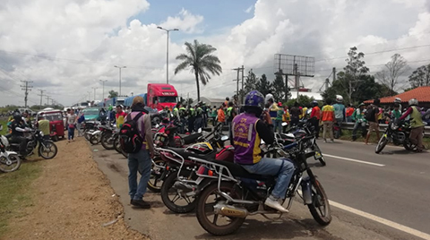 Mototaxistas-bloquean-la-carretera-al-norte,-piden-la-renuncia-de-Pizarro