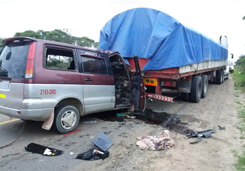 Accidente-entre-un-camion-y-un-minibus-deja-un-muerto-y-5-heridos