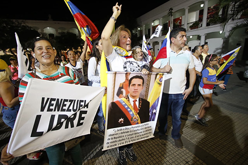 Venezolanos-manifiestan-su-apoyo-a-Guaido-en-la-plaza-24-de-septiembre