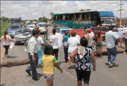 Bloqueo-de-rutas-en-las-15-provincias-crucenas