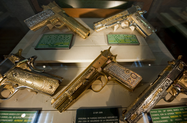 Las armas de oro en el 'Museo de las Drogas' de México
