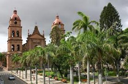 la plaza 24 de septiembre es un lugar concurrido día a día, recibiendo a muchos turista hasta muy altas horas de la noche 