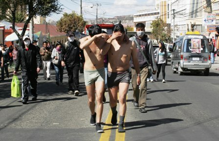 http://www.eldia.com.bo/images/Noticias/12-5-4/infiltrados_en_protesta_medicos_420120504.jpg