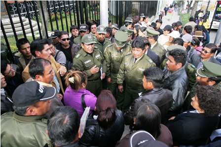 Policias-piden-salario-minimo-de-1.700-Bolivianos
