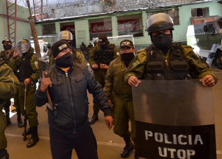 Esposas-de-policias-y-sargentos-toman-violentamente-la-UTOP-en-La-Paz