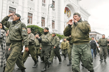 Policias-de-base-se-declaran-en-emergencia