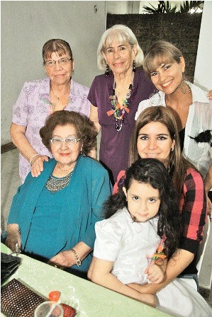 Las-amigas-de-siempre-celebran-su-dia