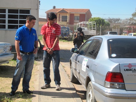 Rentaba-un-taxi-para-atracar-a-transeuntes