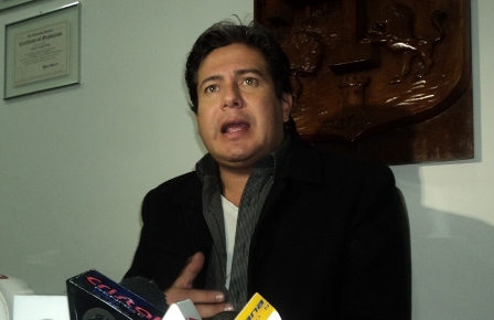 -Percy-Fernandez-se-arrodillo-a-Goni-y-ahora-ante-Evo-Morales-