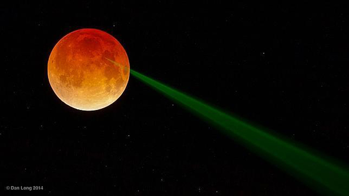 Un-rayo-verde-sale-de-la-luna-de-sangre-