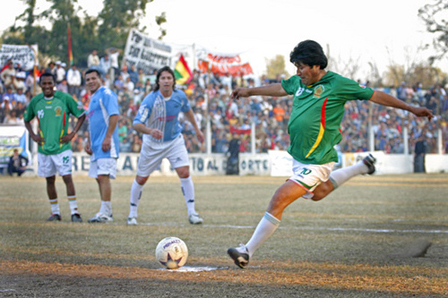 Evo_Morales_jugando_futbol.jpg