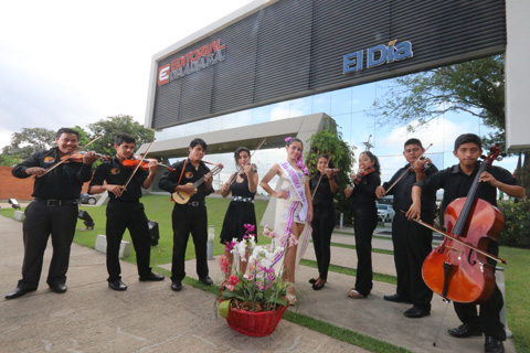 La Orquesta Municipal y la Reina de Concepción visitaron El Día. (Foto. Lesly Moyano)