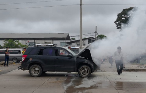 Vehiculo-arde-por-fallos-en-el-sistema-electrico