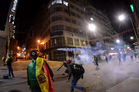 Protesta-deriva-en-enfrentamiento-con-la-Policia-en-el-centro-paceno-