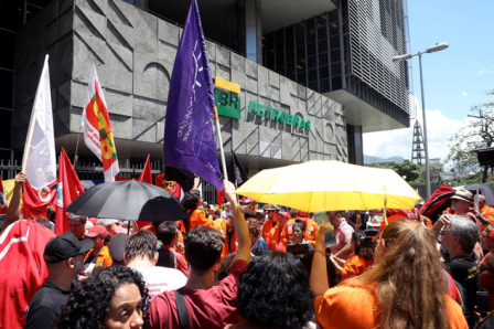 Masiva huelga tiene paralizada a Petrobras