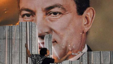 Muere Mubarak exlíder obligado a renunciar