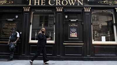 Inglaterra abre pubs y cines en el mayor alivio del confinamiento en Reino Unido
