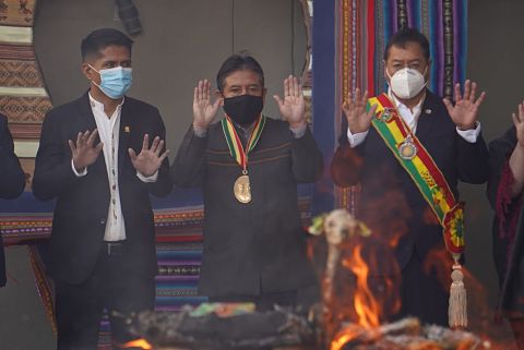 Ceremonia ancestral y ofrenda a la Pachamama abren la celebración del Día del Estado Plurinacional