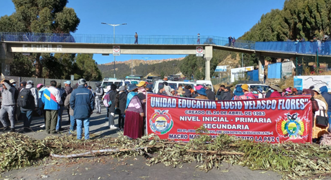 Padres de familia bloquean autopista y accesos a La Paz por falta de refacción en escuelas