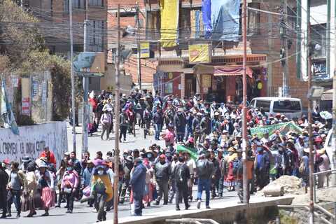 Inicia la marcha de Adepcoca que pide la liberación de su dirigente Freddy Machicado