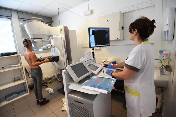 ¿Pueden las sobrevivientes de cáncer de mama reducir la frecuencia de las mamografías?