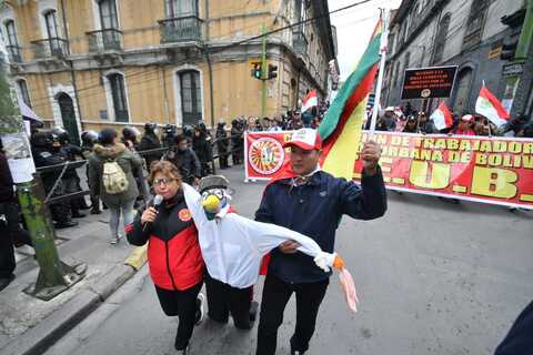 Maestros marchan en las ciudades capitales y bloquean en algunos puntos fronterizos