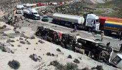 Un camión cisterna boliviano se vuelca y derrama más de 10.000 litros de petróleo en Chile