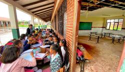 Por las lluvias, dictan tolerancia en el ingreso de escolares en Santa Cruz