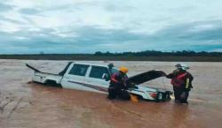 Jóvenes quedan atrapados al intentar cruzar un río en una camioneta