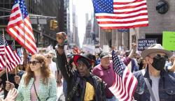 Miles de personas se alzan en protesta contra Trump en todo EE.UU.