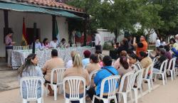 Concejales sesionaron en la calle: denuncian que Jhonny prohibió que usen instalaciones del municipio