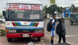 Micro sube a la acera y atropella a niño que descendía de un vehículo