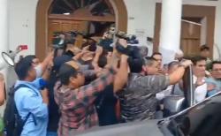 Concejales y periodistas atrapados durante más de media hora por ataque de grupo afín al alcalde