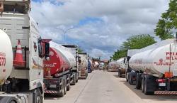 Reportan largas filas de cisternas listas para descargar combustible en la refinería de Palmasola en Santa Cruz